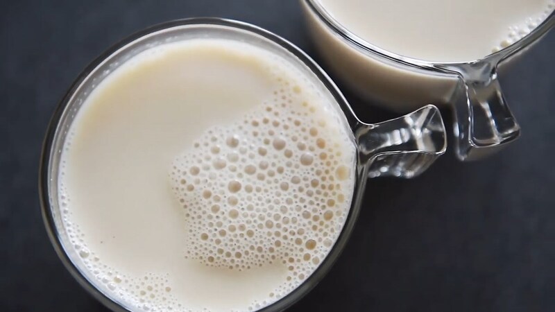 Không nên dùng trà sữa gạo rang đường phèn với đá để giữ hương vị