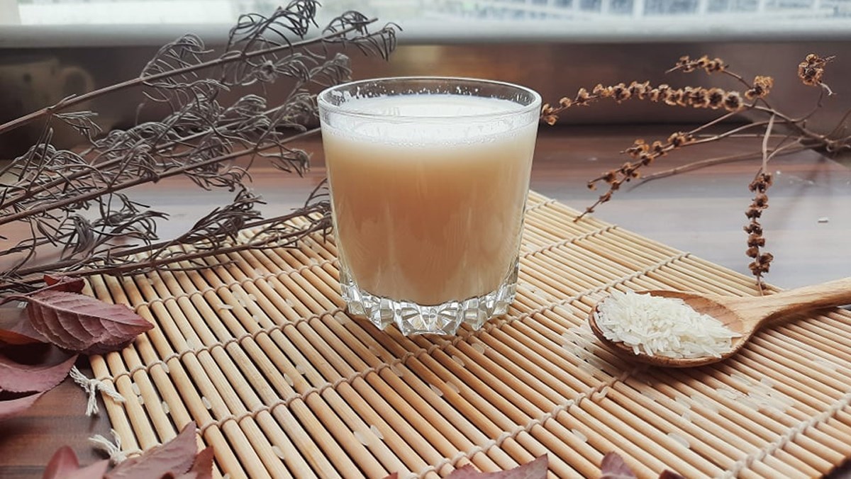 Sử dụng nước gạo rang là bí quyết để ly trà sữa nướng thêm thơm ngon, đậm vị