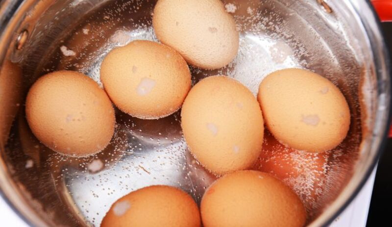 Cách nấu trứng luộc không bị nứt vỡ