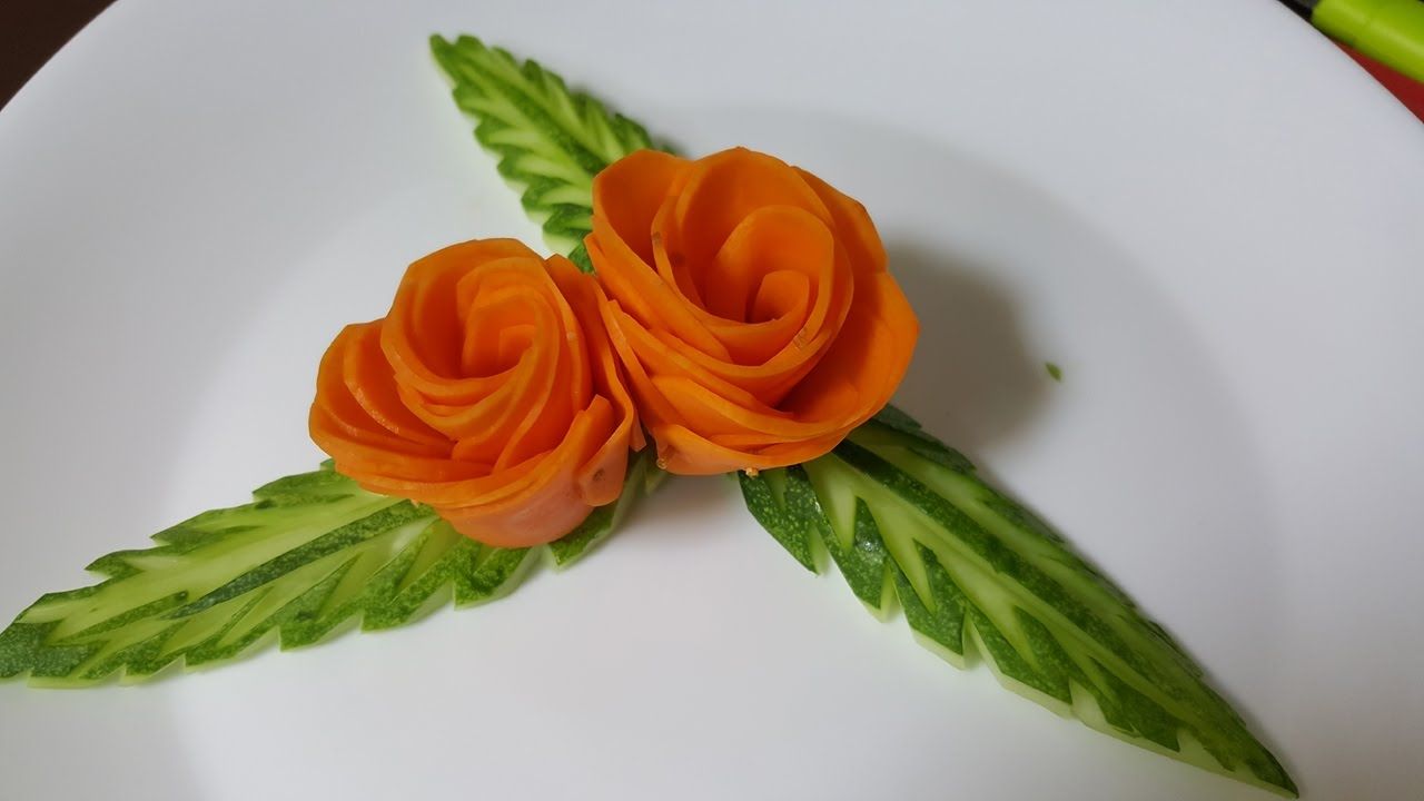 Thành phẩm của cách tỉa cà rốt nấu bò kho hình hoa hồng 