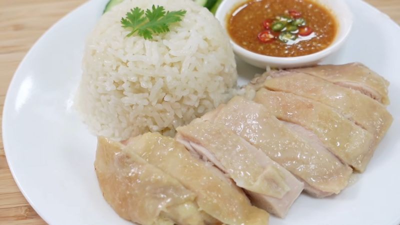 Thành phẩm là món cơm gà Thái Lan thơm ngon, hấp dẫn