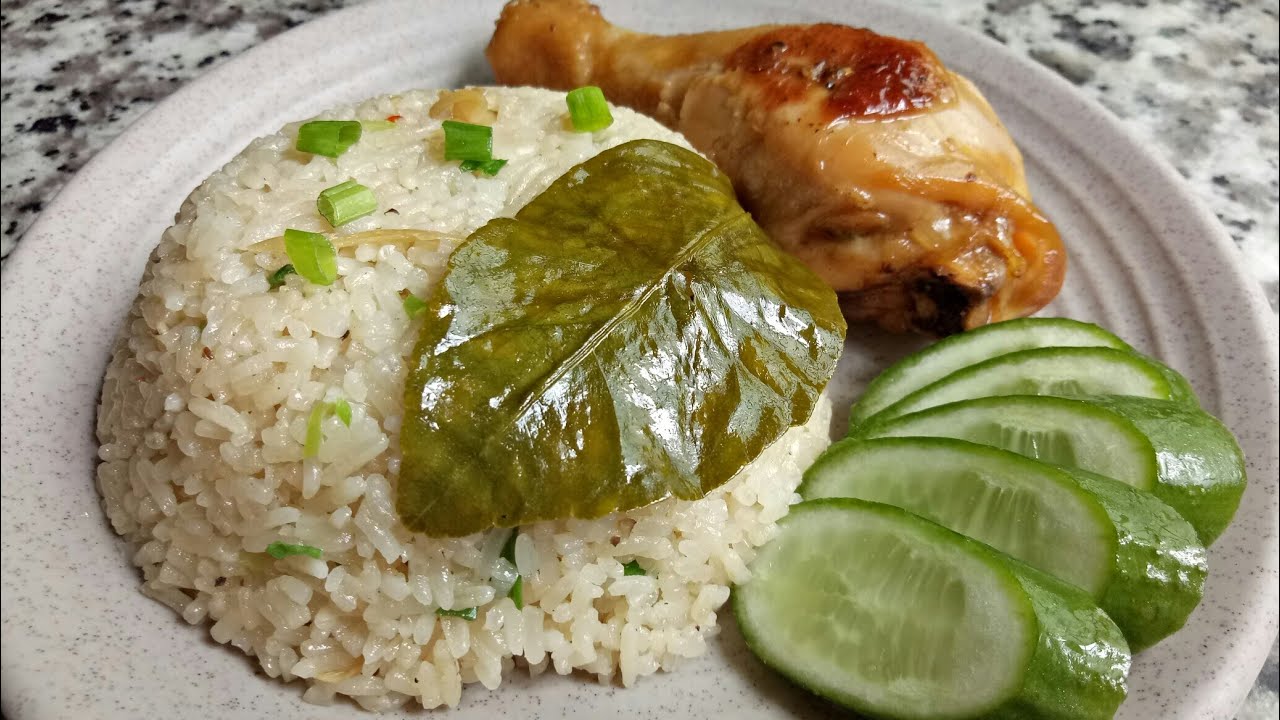Cơm gà Thái Lan chinh phục người dùng bởi hương vị đậm đà đặc trưng của nước sốt kết hợp với thịt gà và cơm béo ngậy