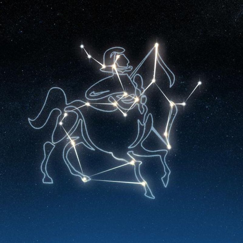 Thần Zeus (cha của Heracles) thấy vậy, động lòng thương đã làm phép cho Chiron biến thành một chòm sao trên trời để vinh danh ông. Chòm sao đó có tên là Sagittarius (Arches).