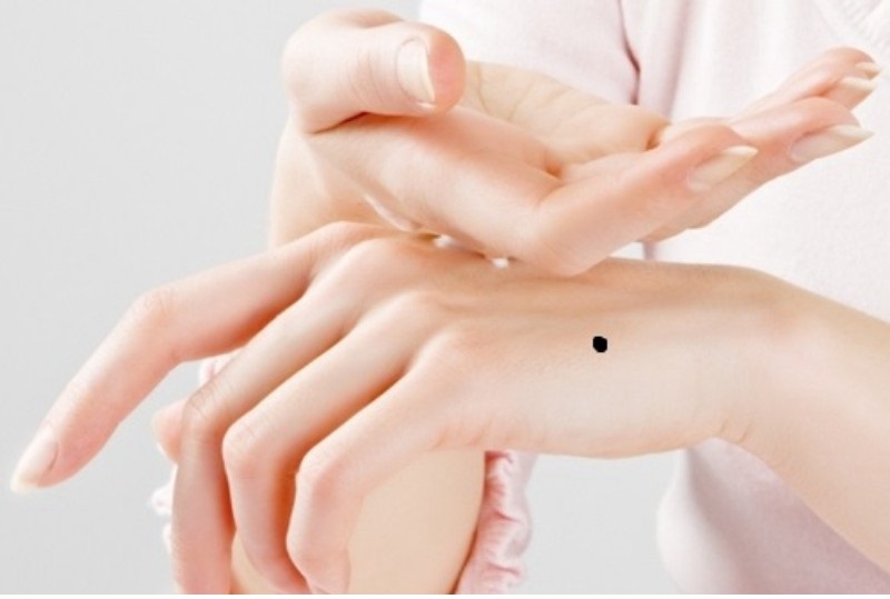 Nốt ruồi trên mu bàn tay thường rất khó khăn trong sự nghiệp và cuộc sống