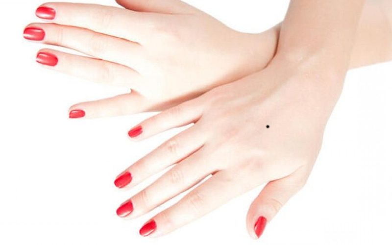 Phụ nữ sở hữu nốt ruồi ở trên mu bàn tay trái thường gặp nhiều gian truân trong cuộc sống