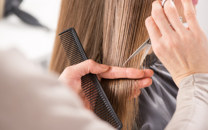 Cắt tỉa thường xuyên giúp tóc chắc khỏe và nhanh dài