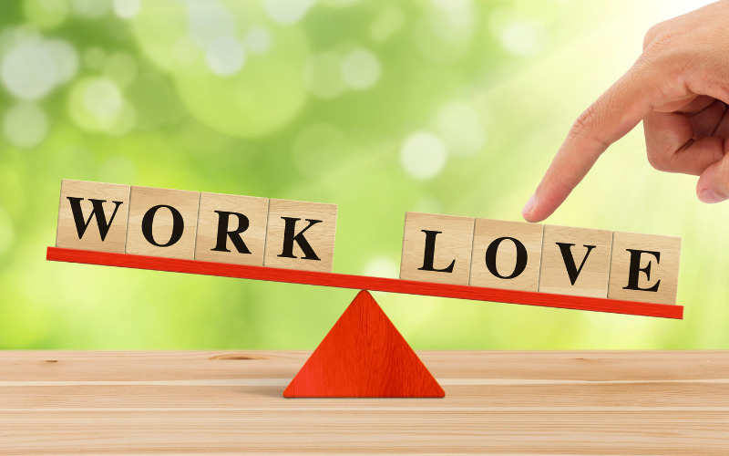 Nữ Đinh Hợi nên học cách cân bằng giữa công việc và tình yêu 