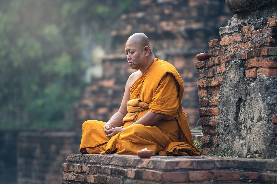 Để niệm Phật đúng cách, Phật tử phải dồn hết tâm trí và thành tâm hướng về Đức Phật A Di Đà